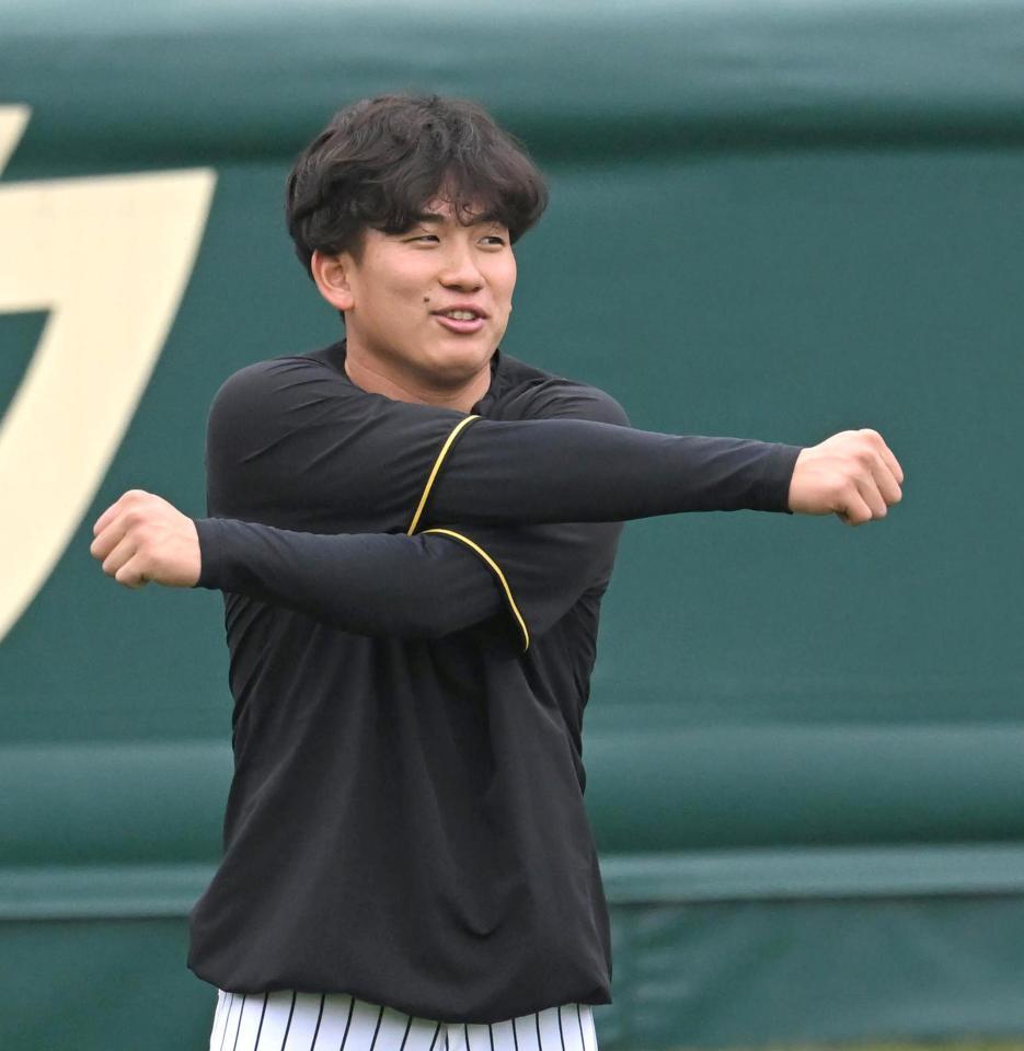 　リラックスムードで調整する伊原（撮影・飯室逸平）