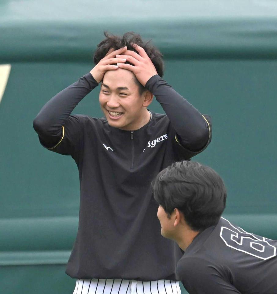 　練習の合間に笑顔を見せる伊原（撮影・飯室逸平）