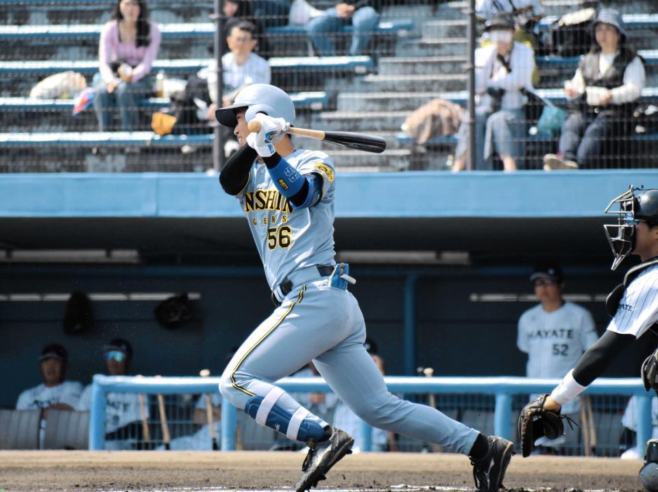 　１２日のくふうハヤテ戦で初回に中前打を放つ百崎