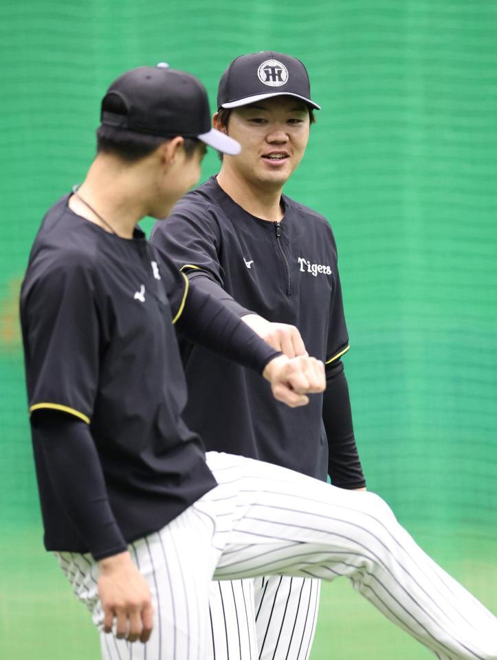 　１軍に合流し、木浪（左）とタッチを交わす楠本（撮影・中田匡峻）