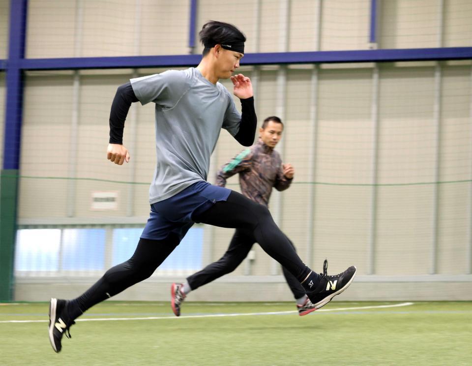 　陸上トレを行う及川＝２４年１２月