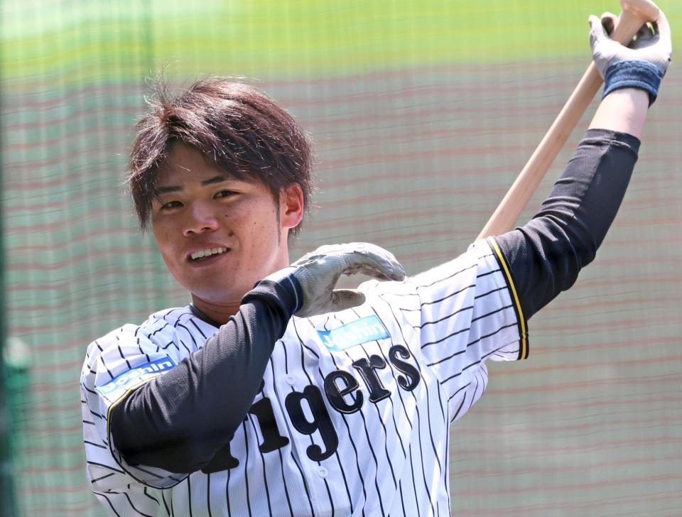 　ティー打撃をする小野寺（撮影・立川洋一郎）