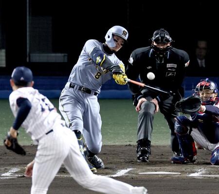　６回、適時三塁打を放つ佐藤輝（撮影・田中太一）