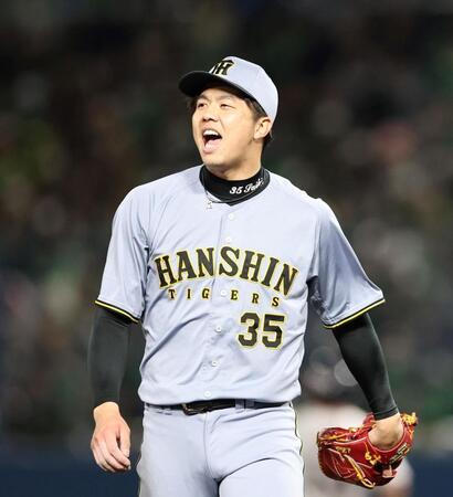 　４回を投げ終え、ナインに声をかけながらベンチに戻る才木（撮影・中田匡峻）