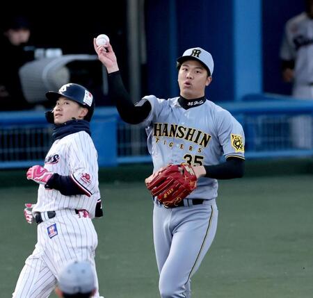 　１回西川（左）を打ち取り、ベースカバーに入る才木（撮影・田中太一）