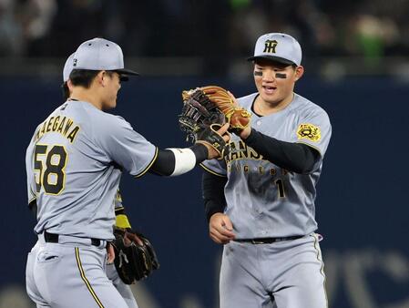 　ヤクルトに勝利し、タッチを交わす森下（右）＝撮影・中田匡峻