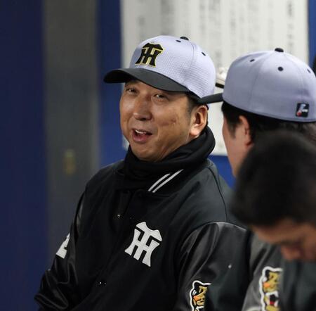 　８回表の攻撃を終え、安藤投手チーフコーチと話す藤川監督（撮影・中田匡峻）