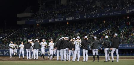 　松山で７年ぶりの勝利を収め、タッチを交わす阪神ナイン（撮影・中田匡峻）