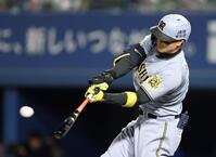 　６回、右中間へ適時三塁打を放つ佐藤輝（撮影・中田匡峻）