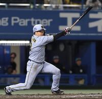 　６回、適時打を放つ大山（撮影・北村雅宏）