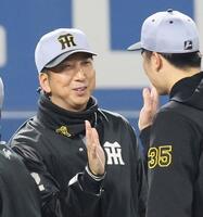 　才木と勝利のタッチを交わす藤川監督（左）＝撮影・北村雅宏