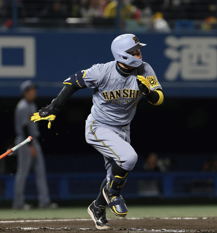 　６回、適時三塁打を放つ佐藤輝（撮影・北村雅宏）