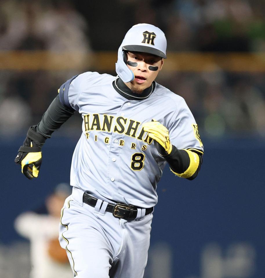 　６回、右中間へ適時三塁打を放った佐藤輝（撮影・中田匡峻）