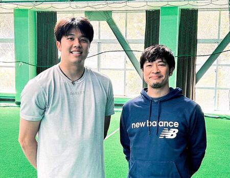 　３年連続で自主トレをともにする才木（左）と中野トレーナー（中野崇トレーナー提供）