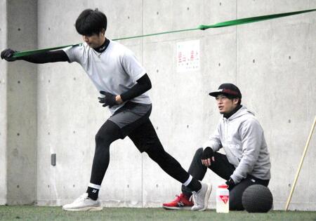 　トレーニングする才木（左）と中野トレーナー（中野崇トレーナー提供）