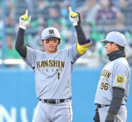 　１回、先制打を放ちポーズを決める森下（左）