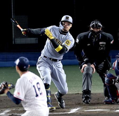 　６回、適時三塁打を放つ佐藤輝（撮影・田中太一）