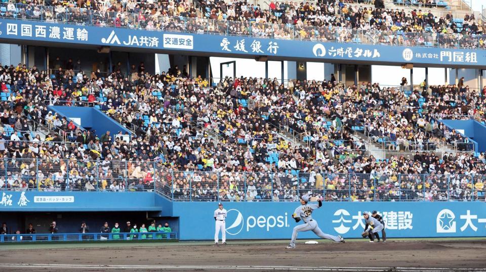 　先発し力投する才木