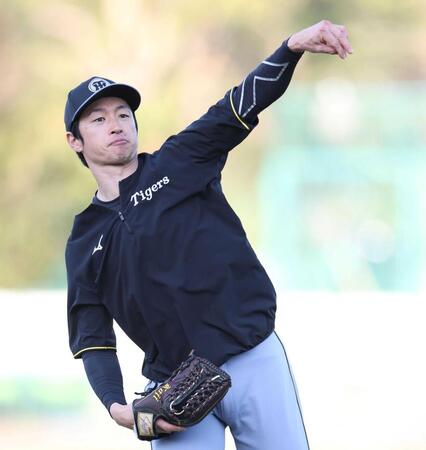 　キャッチボールする近本（撮影・中田匡峻）