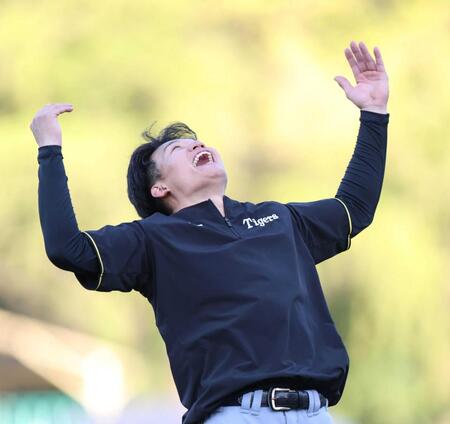 　練習で笑顔はじける森下（撮影・中田匡峻）