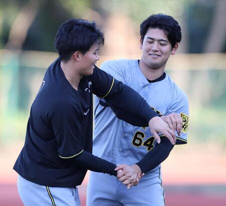　岡留（右）とじゃれ合う森下（撮影・中田匡峻）