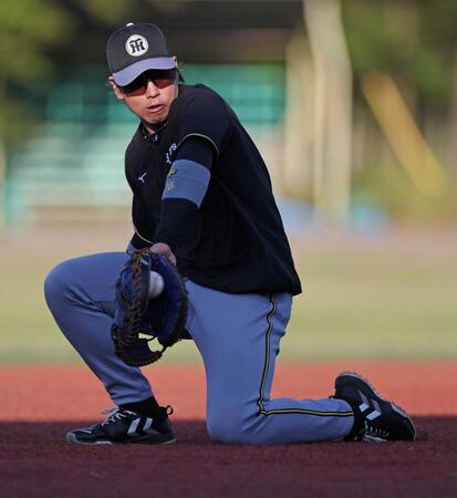 　ノックを受ける梅野（撮影・中田匡峻）