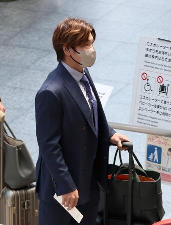 　空路で移動する梅野（撮影・北村雅宏）