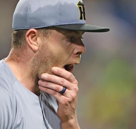 　２回、ヤクルトに勝ち越しを許し、ベンチに戻るビーズリー（撮影・中田匡峻）