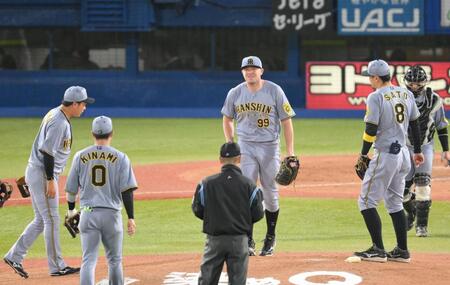 　２回、西川に勝ち越し打を浴び、厳しい表情を浮かべるビーズリー（中央）＝撮影・伊藤笙子