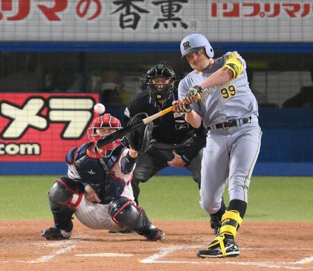 　２回、右前打を放つビーズリー（撮影・伊藤笙子）