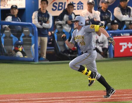 　２回、右前打を放ち、一塁へ全力疾走するビーズリー（撮影・伊藤笙子）