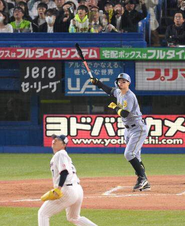 　８回、清水から逆転となる右越え２ランを放つ佐藤輝（撮影・伊藤笙子）