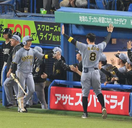 【写真】もはやグリコポーズ　決勝弾の近本を喜びまくりで迎える阪神・佐藤輝