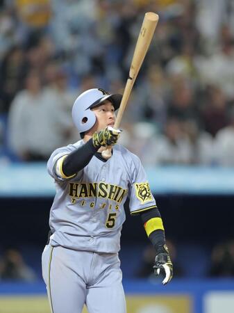 　１１回、右越えに勝ち越し２ランを放つ近本（撮影・西岡正）