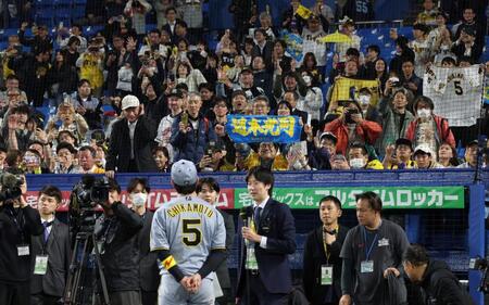 　ヒーローインタビューの近本（５）に大歓声を送るスタンドのファン（撮影・中田匡峻）