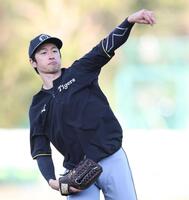 　キャッチボールする近本（撮影・中田匡峻）