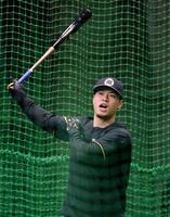 　打撃練習をする佐藤輝（撮影・中田匡峻）