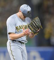 　４回、松本直を併殺打に仕留め、グラブをたたくビーズリー（撮影・西岡正）