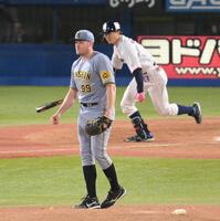 　２回、西川（奥）に勝ち越し打を浴びたビーズリー（撮影・伊藤笙子）
