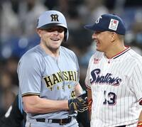 　２回、来日初安打となる右前打を放ち、オスナ（右）と話すビーズリー（撮影・中田匡峻）