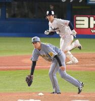 　５回、長岡（奥）を二ゴロに打ち取る門別（撮影・伊藤笙子）