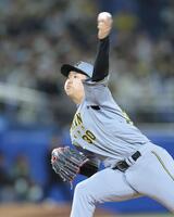 　５回に登板し、力投する門別（撮影・西岡正）