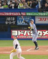 　８回、清水から逆転となる右越え２ランを放つ佐藤輝（撮影・伊藤笙子）