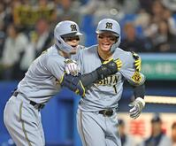 　８回、逆転２ランを放った佐藤輝（左）は二走の森下と笑顔を見せる（撮影・中田匡峻）