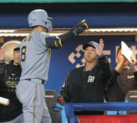 　８回、逆転２ランを放った佐藤輝（左）を祝福する藤川監督（撮影・西岡正）