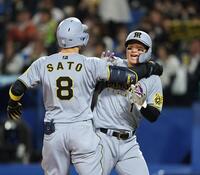 　８回、右中間へ逆転２ランを放った佐藤輝（８）を迎える森下（撮影・中田匡峻）