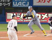 　８回、レフトへ適時二塁打を放つ森下（撮影・伊藤笙子）