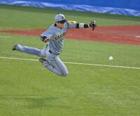 　１回、西川の打球に飛びつくも捕れず、二塁打にする木浪（撮影・伊藤笙子）