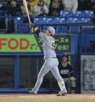 　１１回、勝ち越し２ランを放つ近本（撮影・棚橋慶太）