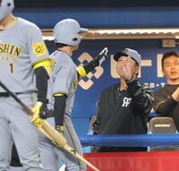 　１１回、勝ち越し２ランを放つ近本（左）を迎える藤川監督（撮影・西岡正）